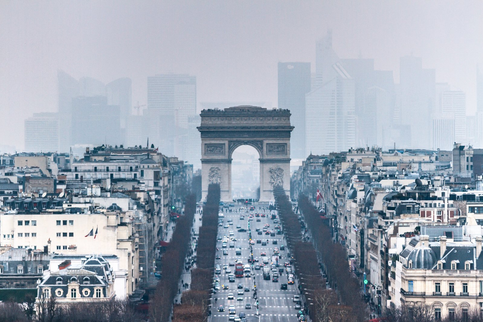L'axe historique à Paris. Au premier plan, l'Arc de triomphe, en amont des Champs Elysées. En arrière plan, le centre d'affaire du quartier de la Défense.
